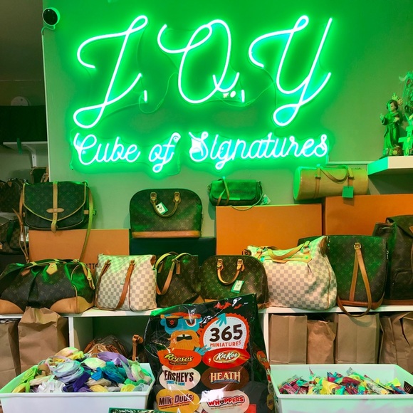 Meet your Posher, J.O.Y Cube of Signatures - Picture 3 of 4